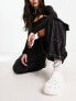 Фото #2 товара Bershka multipocket contrast stitching cargo trousers in black