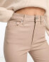 ASOS DESIGN Hourglass – Eng geschnittene, beschichtete Schlagjeans aus Powerstretch in Beige mit geschlitztem Saum