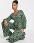 ASOS DESIGN – Langärmliger Jumpsuit aus strukturiertem Krepp mit Leopardenmuster und Knopfverschluss auf der Rückseite