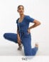 Parisian Tall – Jeans-Jumpsuit in verwaschenem Mittelblau mit Gürtel