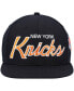 Фото #4 товара Men's Black New York Knicks Hardwood Classics Script 2.0 Snapback Hat