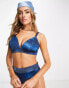 Фото #3 товара ASOS DESIGN – Fuller Bust – Triangel-Bikinioberteil in Blau mit Batikmuster und breitem Unterbrustband