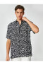 Фото #2 товара Рубашка Koton с коротким рукавом и минималистическим абстрактным принтом.