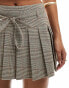 Фото #4 товара Stradivarius pleated mini skort with tie detail in brown check