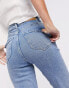 Stradivarius – Schmal geschnittene Mom-Jeans mit Stretchanteil in verwaschenem Blau