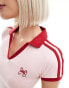 Motel – Isda – Knapp geschnittenes Poloshirt in Rosa mit Schleifenmotiv XS - EU36 - фото #3