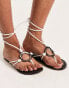 ASOS DESIGN – Flourish – Flache Sandalen in Weiß mit gehämmerten Hardware-Details