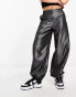 Weekday – Juni – Oversize-Fallschirmhose in Metallic-Dunkelgrau