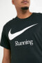 Фото #5 товара Футболка Nike Дри-Фит для бега с логотипом на груди, черная, мужская, для занятий спортом, охладительная (Dri-Fit Running Dry Run Chest Logo Men's Black T-Shirt)