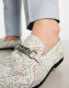 ASOS DESIGN – Loafer aus silberfarbenem Samt mit Kettendetail in Stahlgrau