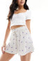 Wednesday's Girl ditsy floral tie front shorts in white Weiß/Blau Blümchenmuster, L - фото #1