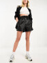 River Island – Kunstleder-Shorts in Schwarz mit Paperbag-Bund