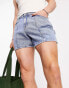 ASOS DESIGN – Kurz geschnittene Jeans-Shorts in mittelblauer Waschung mit Ziernaht