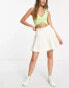 Фото #4 товара Urban Revivo pleated mini skirt in white