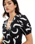 Фото #3 товара Wednesday's Girl v-neck short sleeve mini dress in black and white swirl