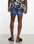 ASOS Design – Kürzere Jeansshorts in mittelblauer Waschung mit Zierrissen und unversäubertem Saum