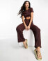 Фото #1 товара ASOS DESIGN – 2-in-1-Jumpsuit in Braun mit Knitterstruktur und Aussparung