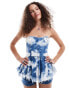 Фото #1 товара Monki denim bandeau tube top with ruffle hem in blue tie dye