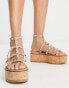 Фото #4 товара Steve Madden – Clovis – Sandalen in Kroko-Bronze mit flacher Plateausohle und Nietenbesatz