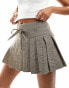 Фото #1 товара Stradivarius pleated mini skort with tie detail in brown check