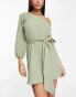 ASOS DESIGN – Gekräuseltes Mini-Strandkleid in Khaki mit One-Shoulder-Ärmel und Bindegürtel