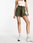 New Look – Shorts in Dunkelkhaki mit Paperbag-Bund