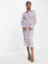 Фото #3 товара Платье ASOS DESIGN средней длины из лилового атласа с складками на талии и цветочным узором.