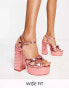 Фото #1 товара Public Desire Wide Fit – Exklusiv – Kiss – Sandaletten in Metallic-Rosa mit Plateausohle