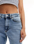 Фото #4 товара ONLY Veneda mom jeans in light blue